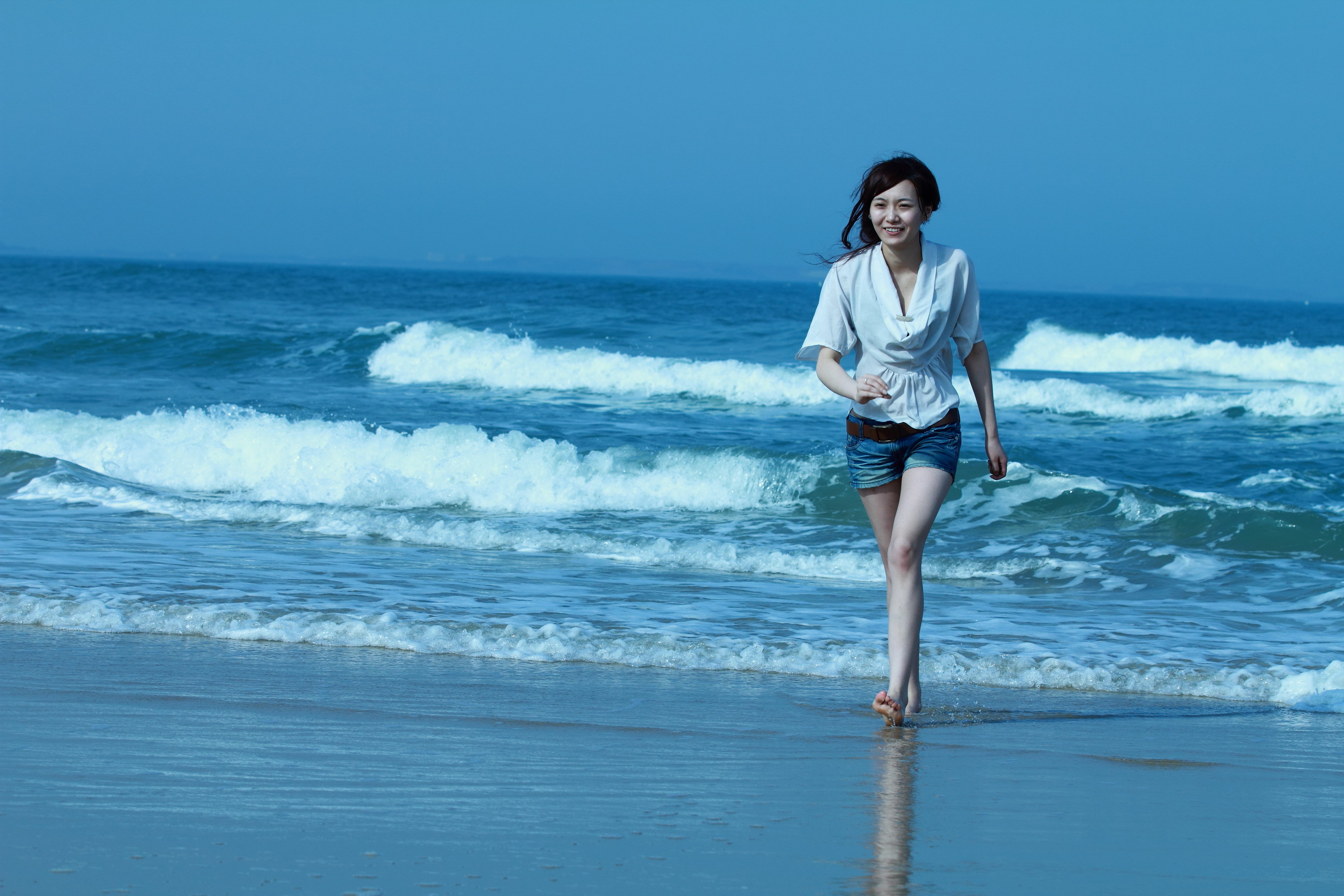 看海的女孩唯美意境桌面壁纸-壁纸图片大全