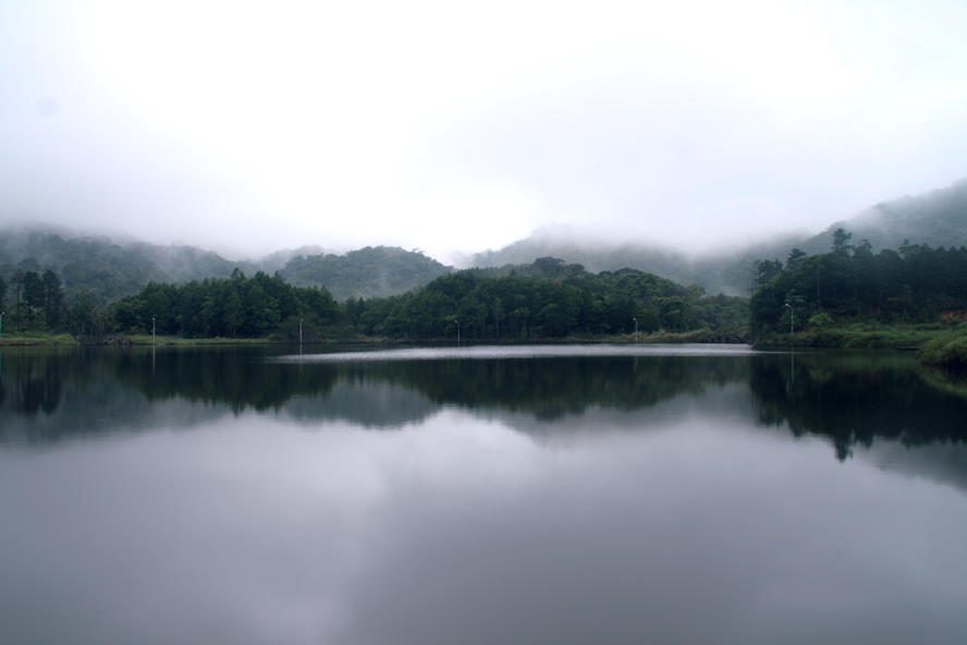 烟雨迷蒙吊罗山