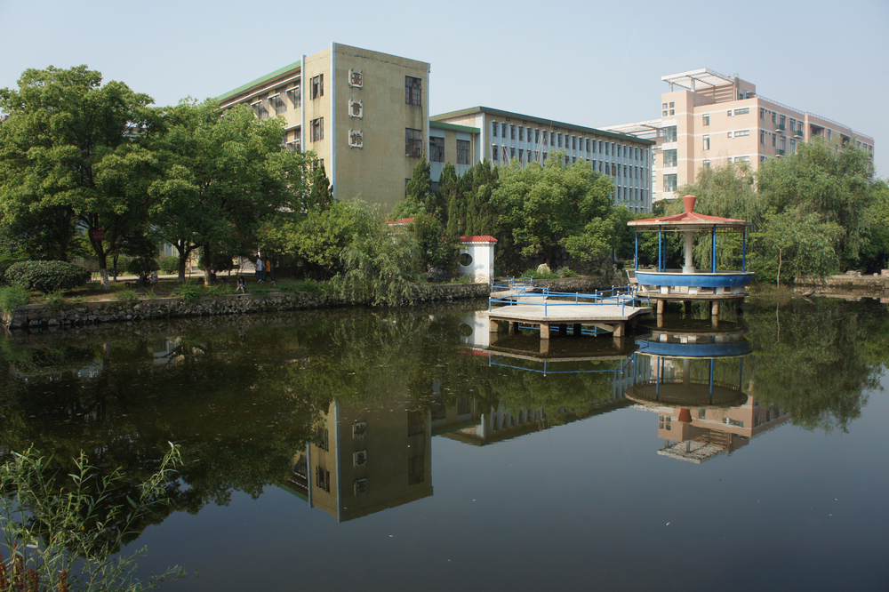 【校园早晨(二)摄影图片】上饶师范学院主楼前纪实_怡