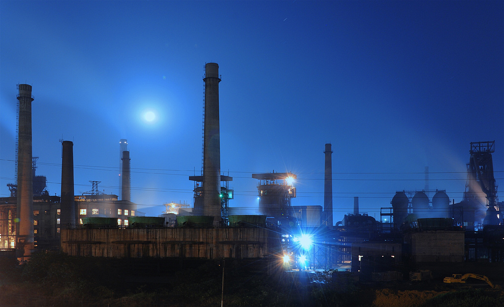 夜幕下的钢铁厂