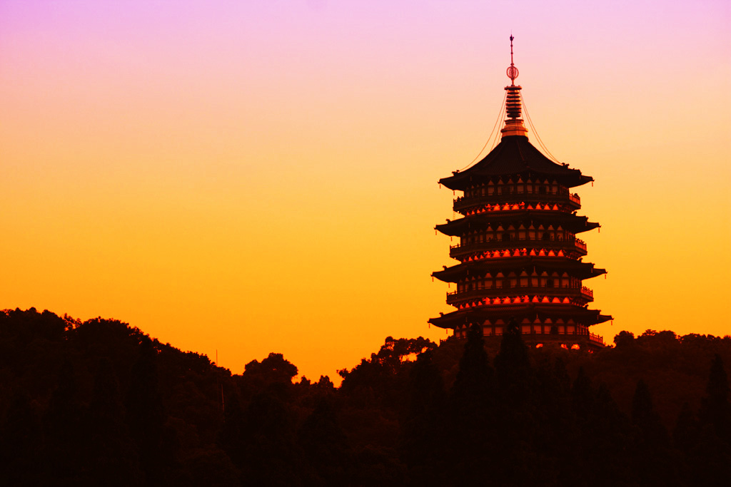 杭州著名景点落日下的雷峰夕照