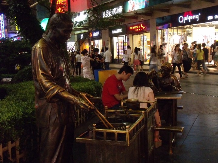 【长沙市步行街夜市卖臭豆腐的人摄影图片】