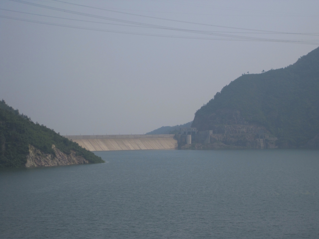 江西新余仙女湖水位下降 明代万年桥再现容颜