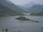 九峰水库即将淹没的山崖与小岭