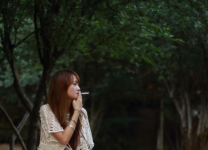 【女人与香烟摄影图片】郑州 人民公园人像摄