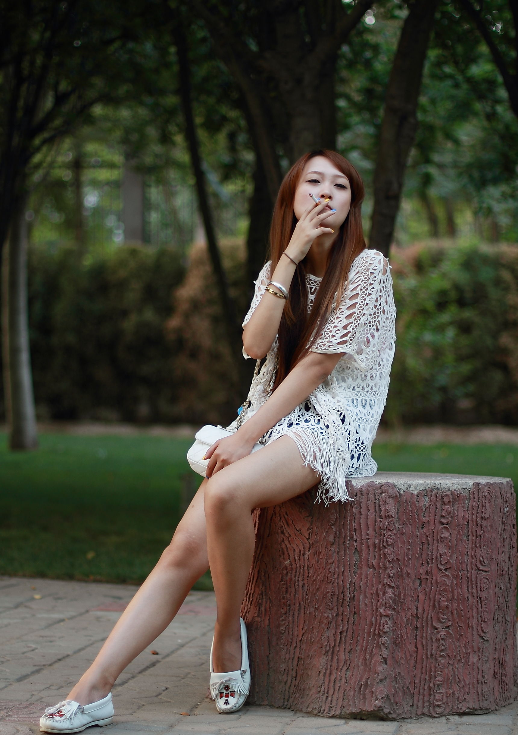 【女人与香烟摄影图片】郑州 人民公园人像摄影_红歌
