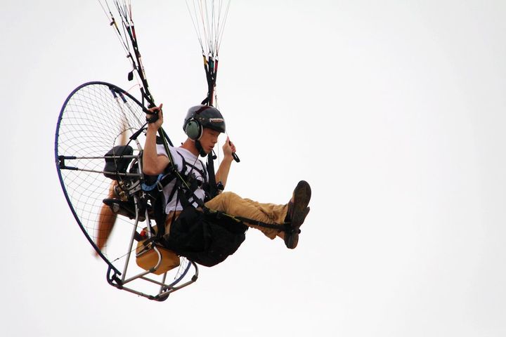 【海滩上的动力滑翔伞的比赛摄影图片】山东海