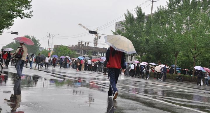 雨中等待