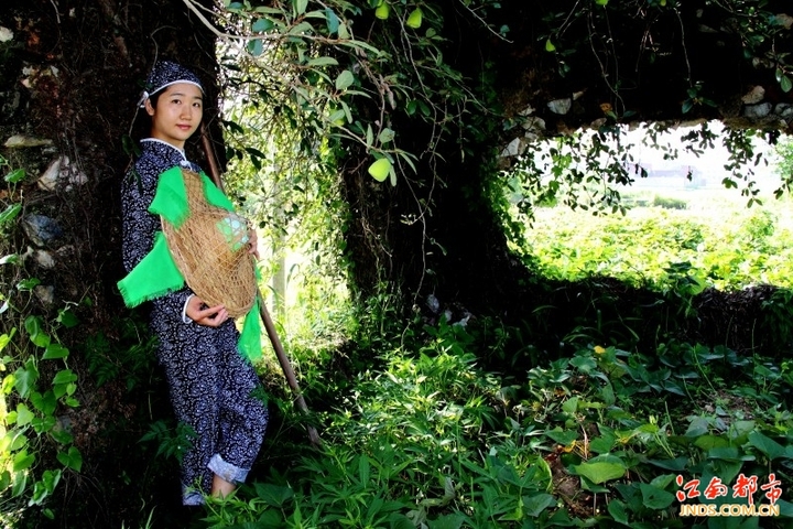 勤劳能干的围屋女人(侧光)