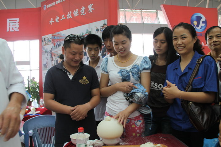 【首届中国肥西技工节--新东方中华拉面奇人吴