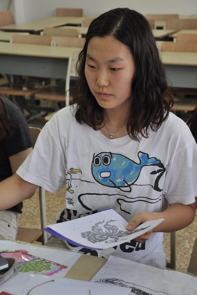 韩国学生学习中国剪纸