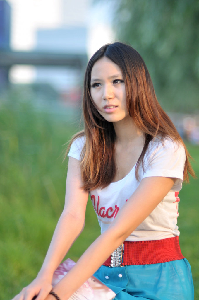 北京鸟巢赛车抱美女_北京鸟巢美女_北京 美女造型
