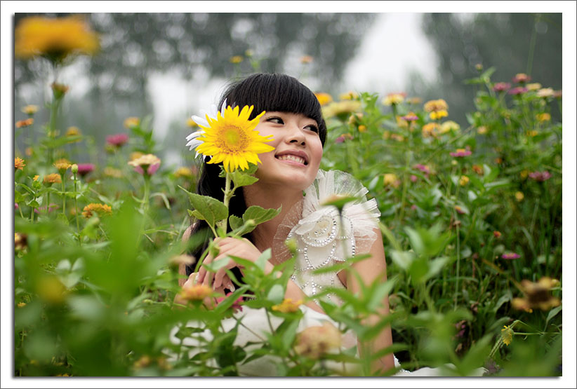 鲜花灿烂中的小美女