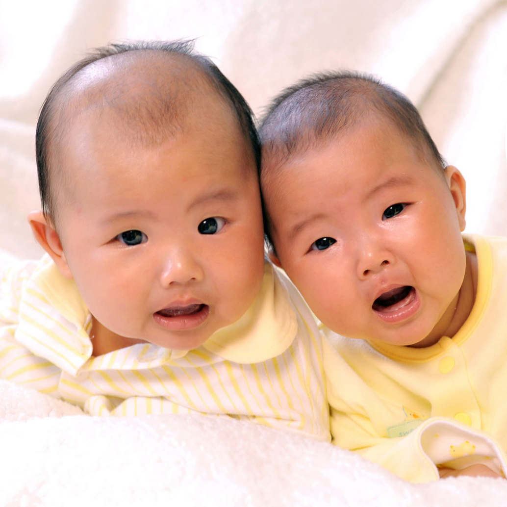 妈妈晒颜值超高的龙凤胎姐弟，宝宝们互动方式太有爱：基因太好了-千里眼视频-搜狐视频