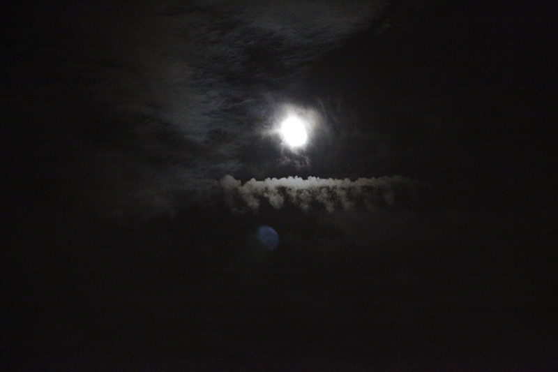 穿云的月亮