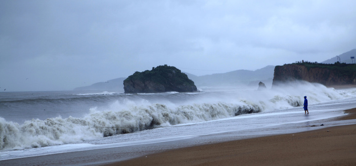 【梅花台风来临前的大连金石滩海潮摄影图片