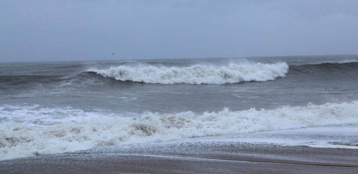 【梅花台风来临前的大连金石滩海潮摄影图片