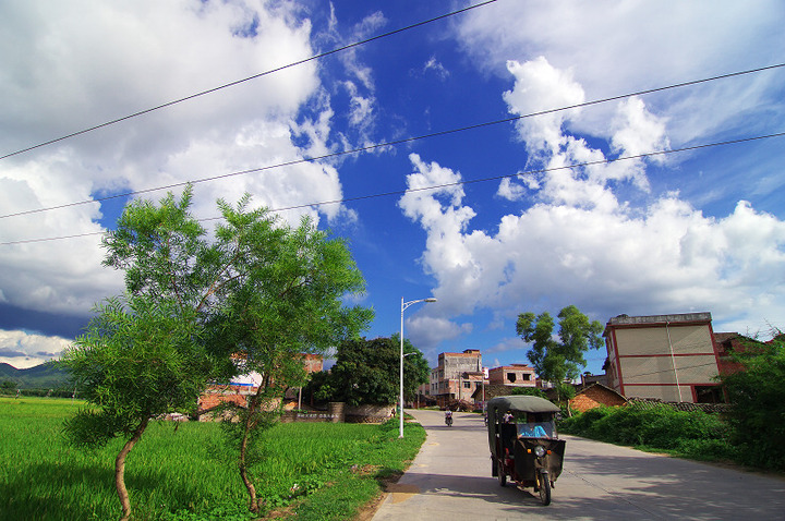 【广西小村庄的蓝天白云摄影图片】村里风光摄
