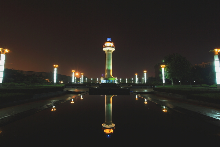 【山东日照海滨夜景摄影图片】灯塔及万平口泻湖风光