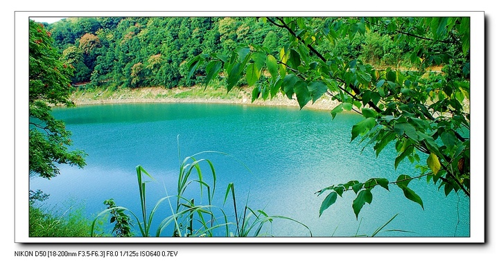 依山傍水的镇山村