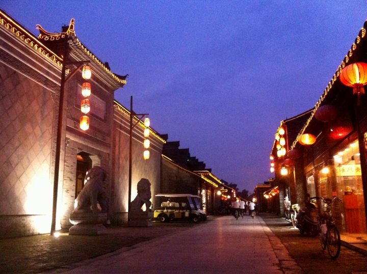 扬州市都举行"烟花三月经贸旅游节",此时的扬州烟雨蒙蒙,琼花盛开