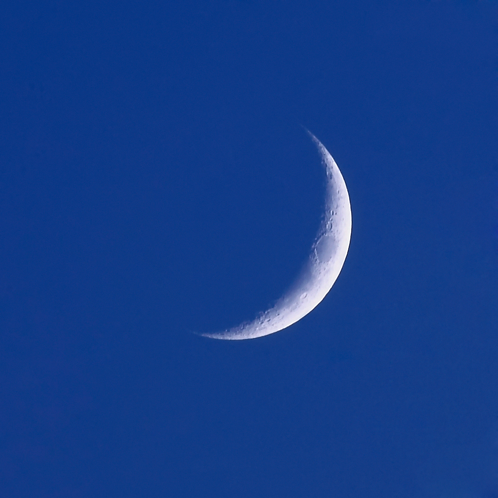 星空云层上的弯月唯美高清手机壁纸图片 | 犀牛图片网