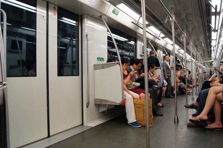【乘坐上海地铁10号线回家摄影图片】上海地
