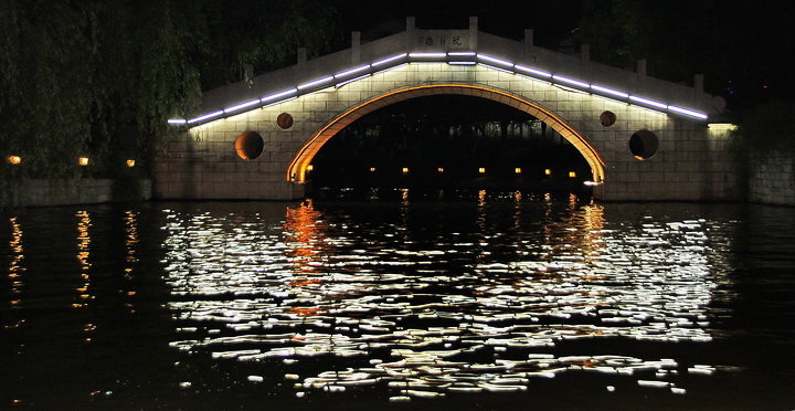 秦淮河夜桥发飙