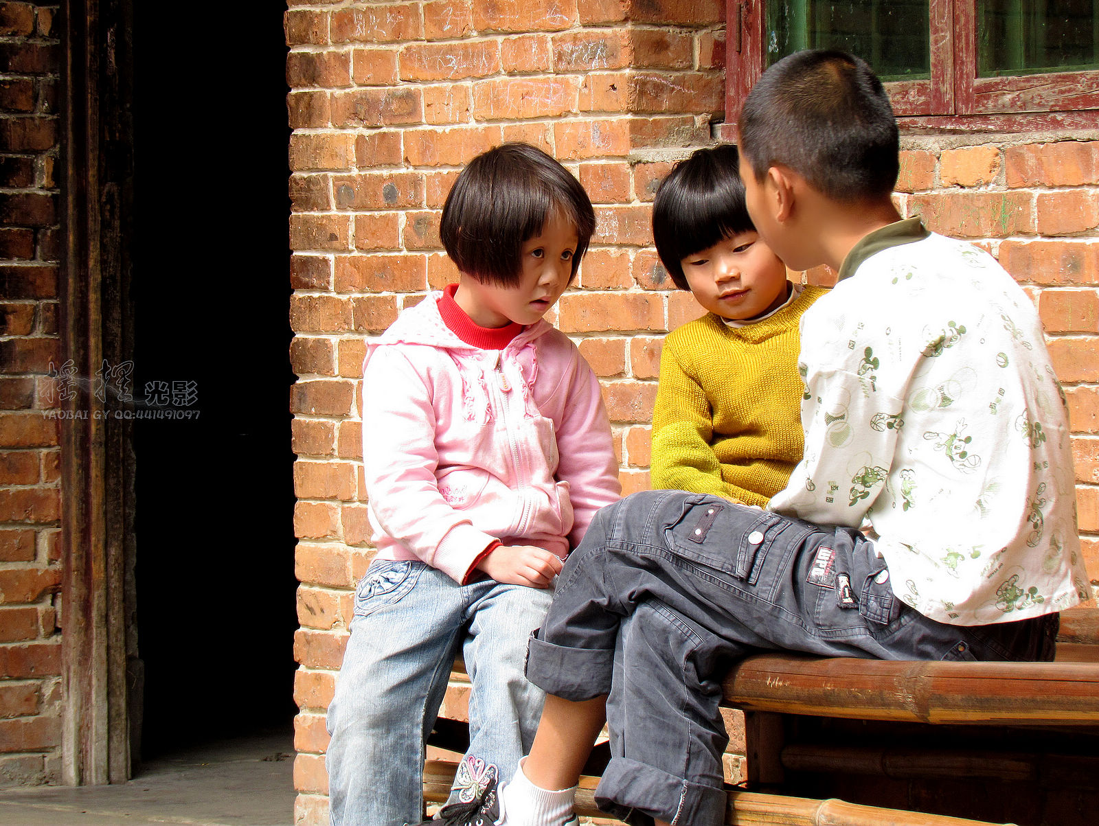 小女孩和老人在户外-蓝牛仔影像-中国原创广告影像素材