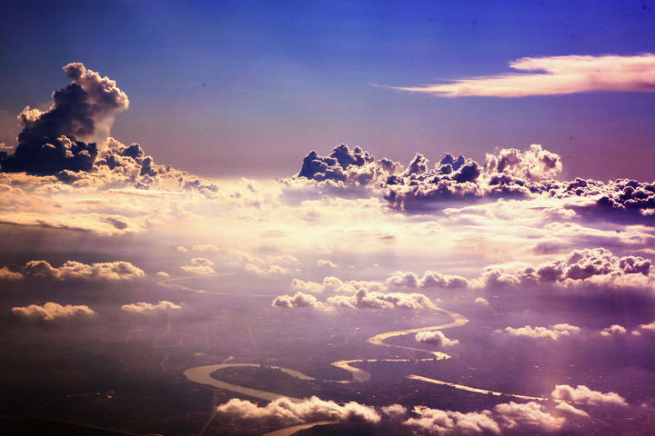 【低头看云摄影图片】飞机上纪实摄影_阳光下