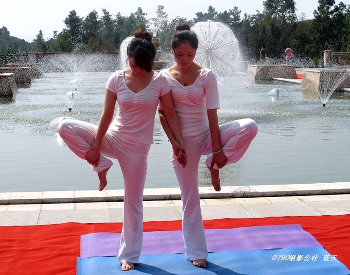 【双人瑜伽摄影图片】江西省新余市仙女湖高尔