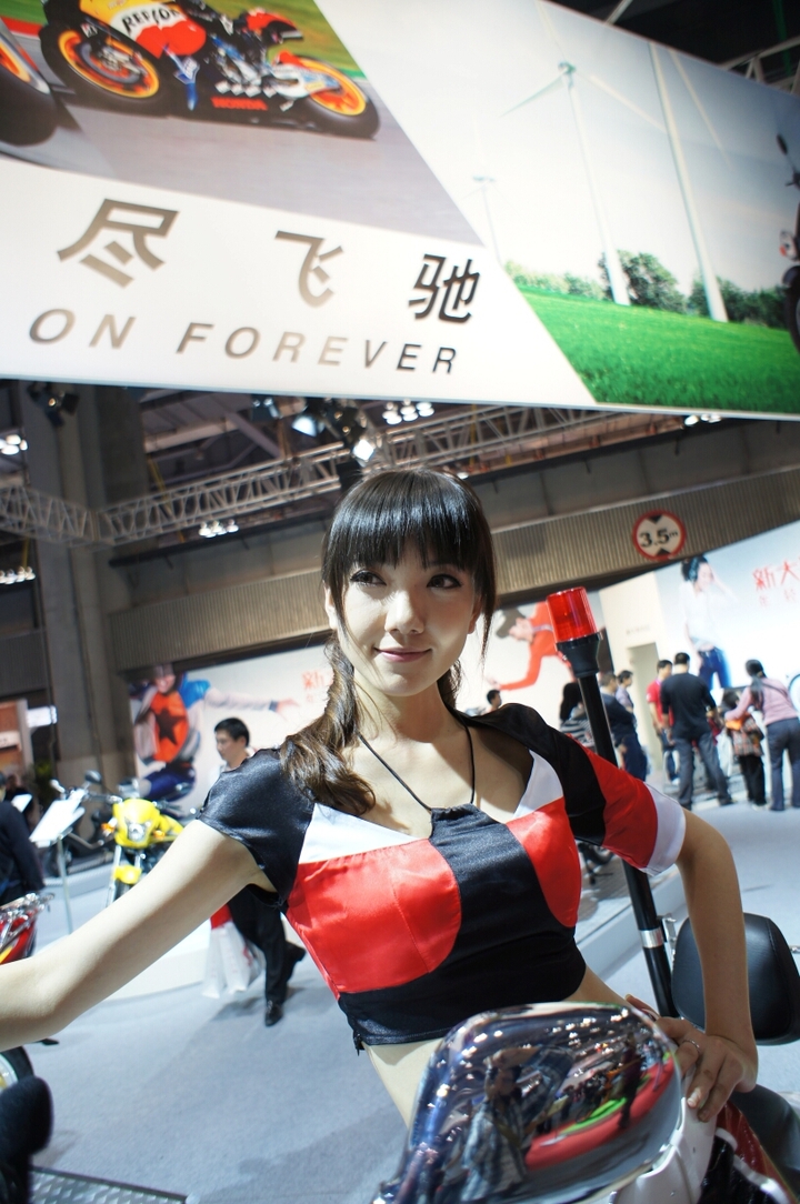 【2011重庆国际摩托车展-新大洲本田妹纸摄影