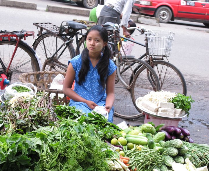 【仰光街边卖菜的小姑娘摄影图片】缅甸纪实摄