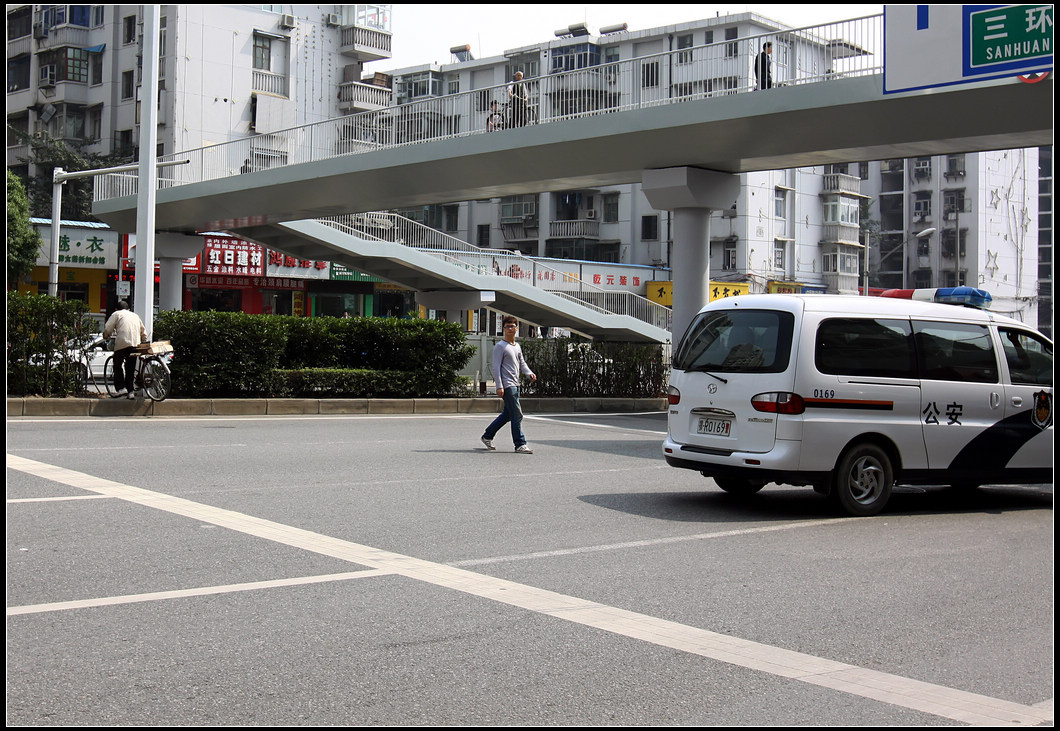 过街天桥下的横穿行人