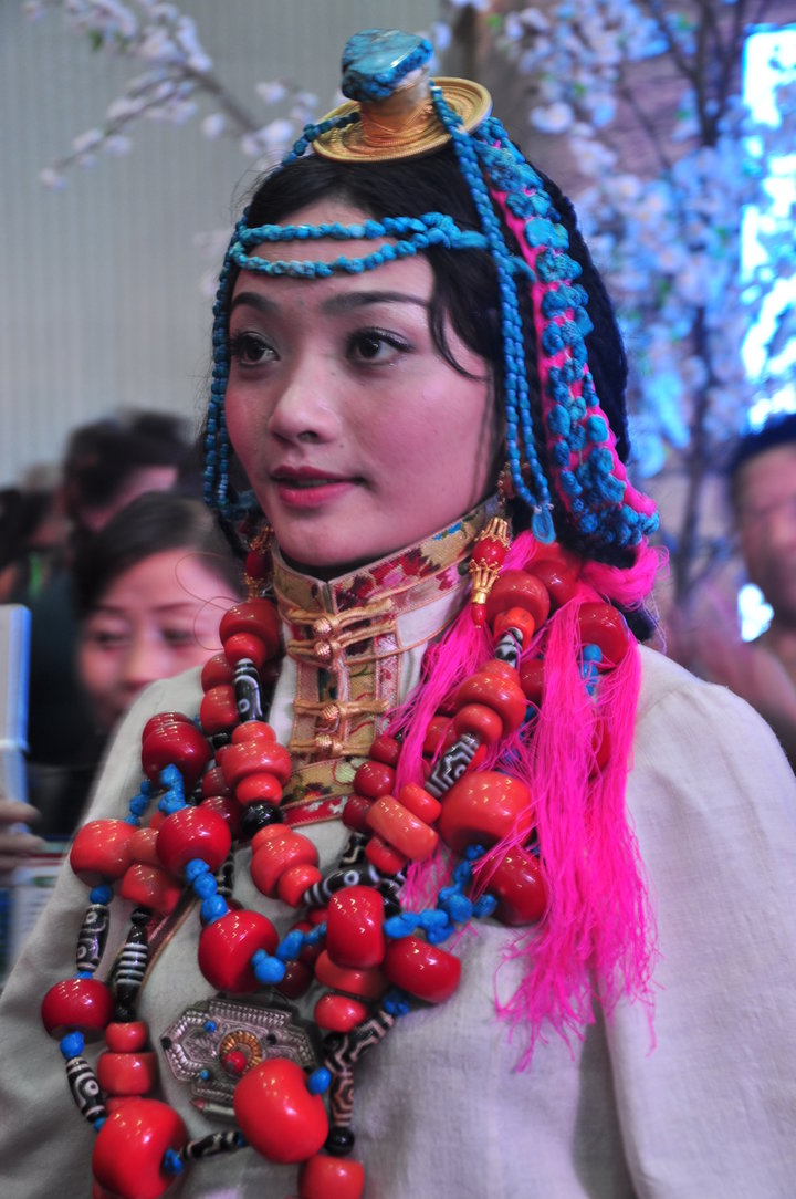 【甘孜藏族服饰摄影图片】成都国际西博会人像