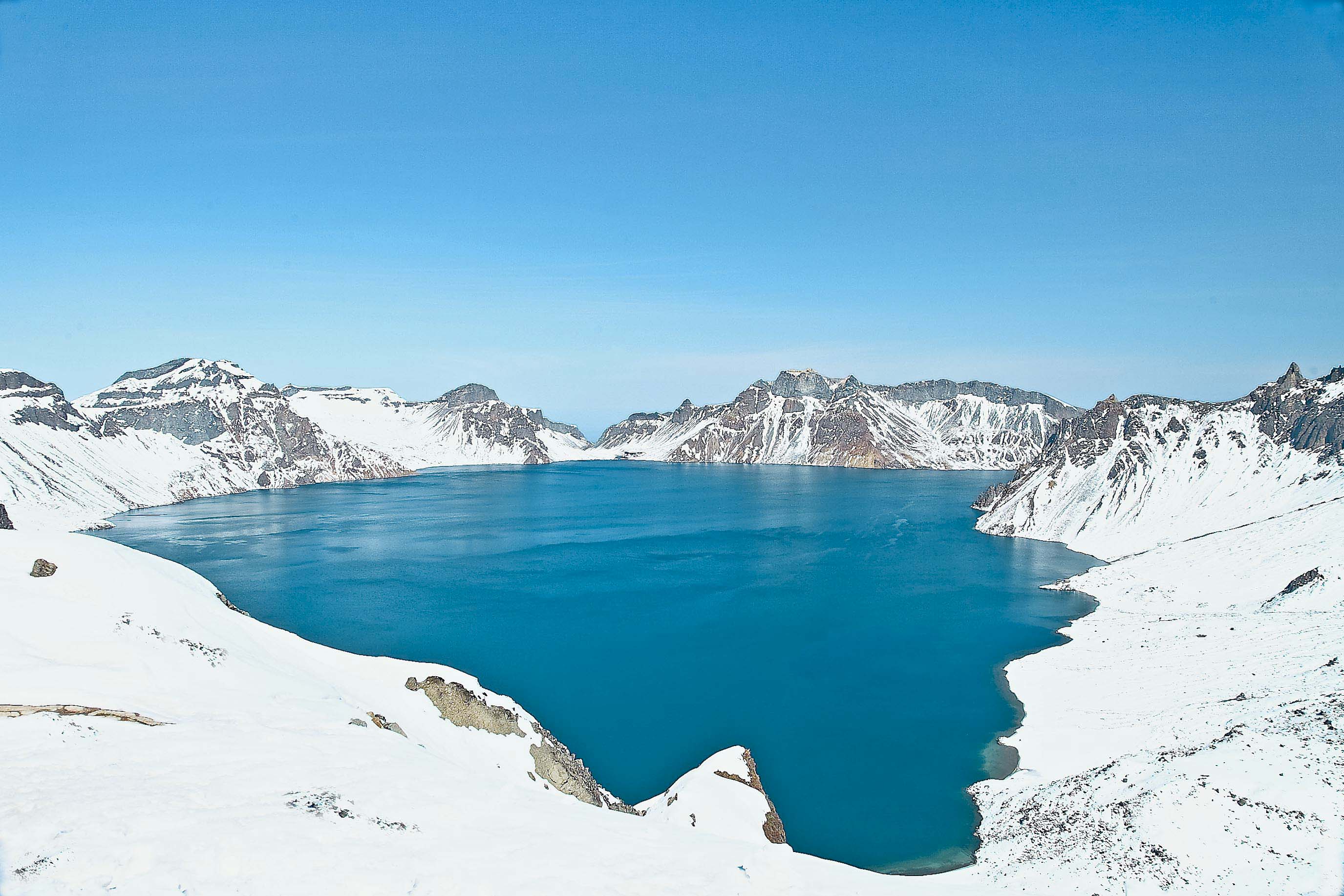 【携程攻略】新疆天山天池景点,景色还可以，虽然不如喀纳斯大气，但是湖水、雪山、松林、古庙搭配的…