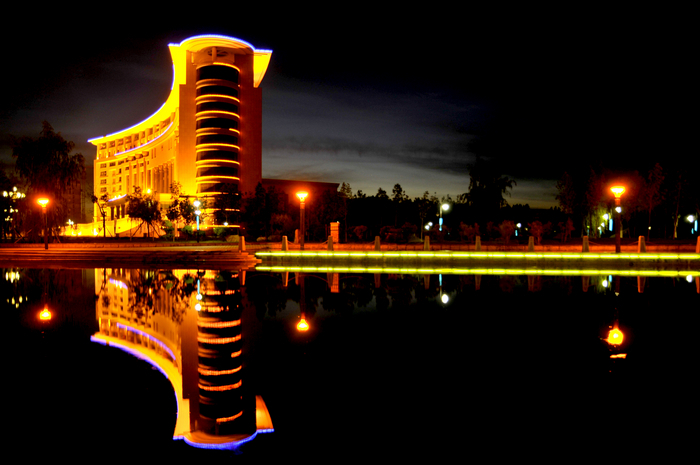 【新疆昌吉市街道中心的滨湖河畔夜色美景摄影