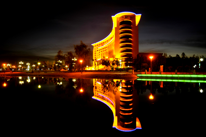 【新疆昌吉市街道中心的滨湖河畔夜色美景摄影