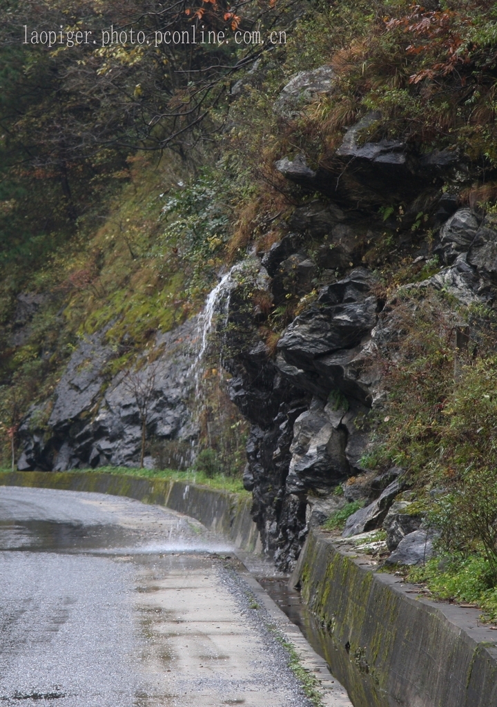 秋雨中的殷家坪村