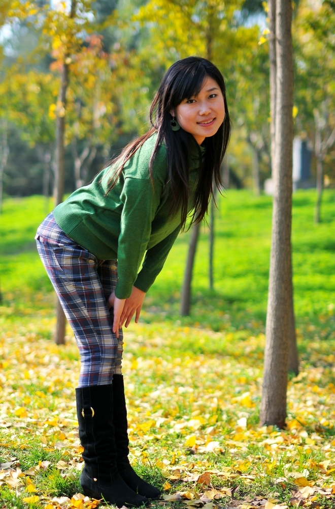 【穿花格子裤的姑娘摄影图片】咸阳渭滨公园人