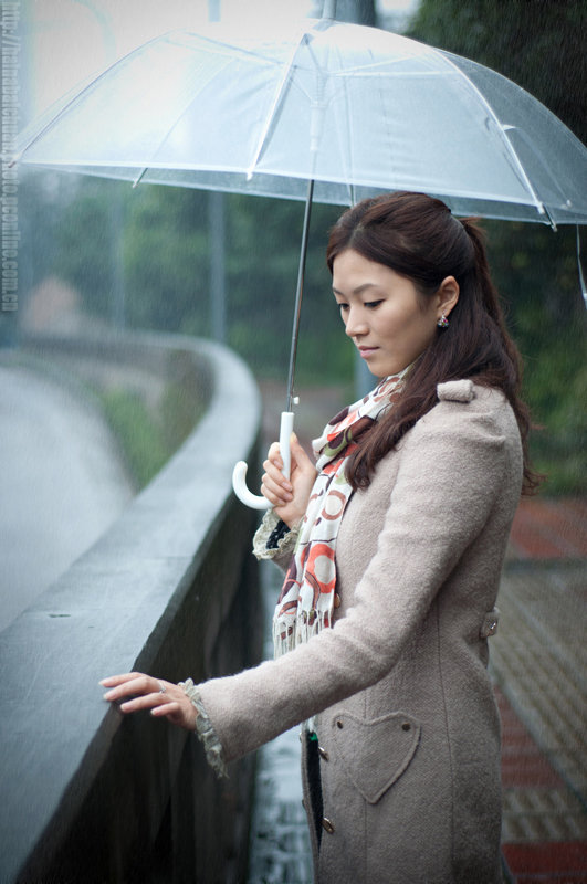 【在雨中摄影图片】雨中街道人像摄影_太平洋电脑网摄影部落