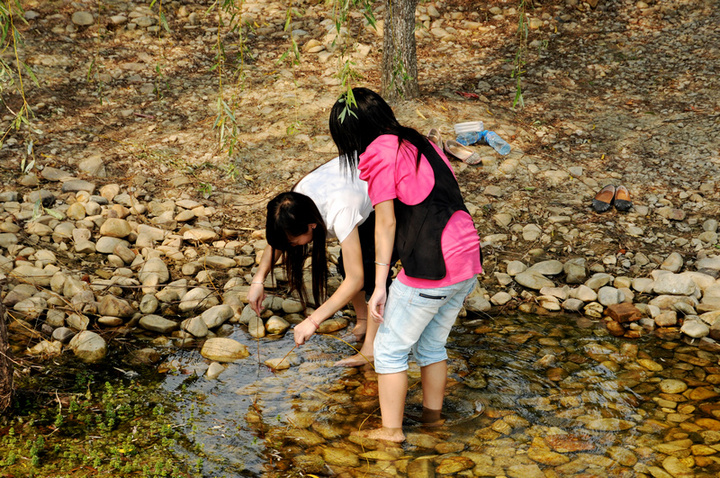 太湖湿地戏水女孩