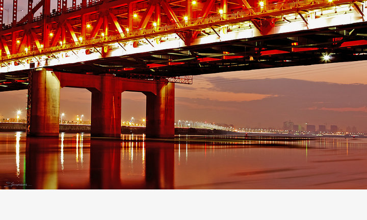 夜幕下的东江大桥