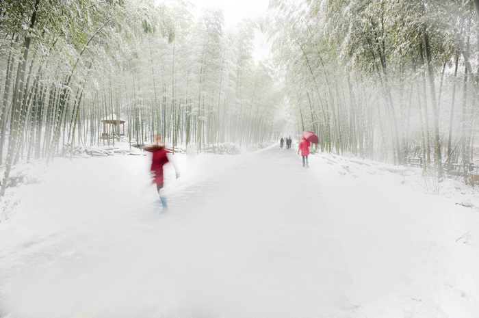 答:雪中情雪中情寒风潇潇飞雪飘零长路漫漫踏歌而行回首望星辰往事