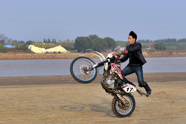 【【黄河滩的狂野摩托车技】摄影图片】黄河岸