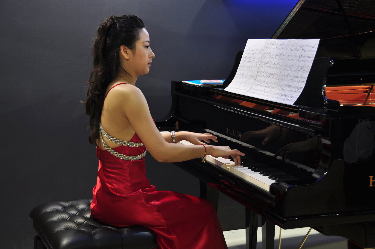 小清新美女弹钢琴图片桌面壁纸 -桌面天下（Desktx.com）