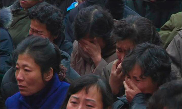 【朝鲜民众痛哭悼念金正日摄影图片】朝鲜平壤326电线