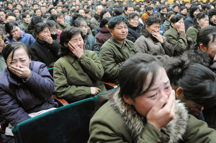 【朝鲜民众痛哭悼念金正日摄影图片】朝鲜平壤326电线
