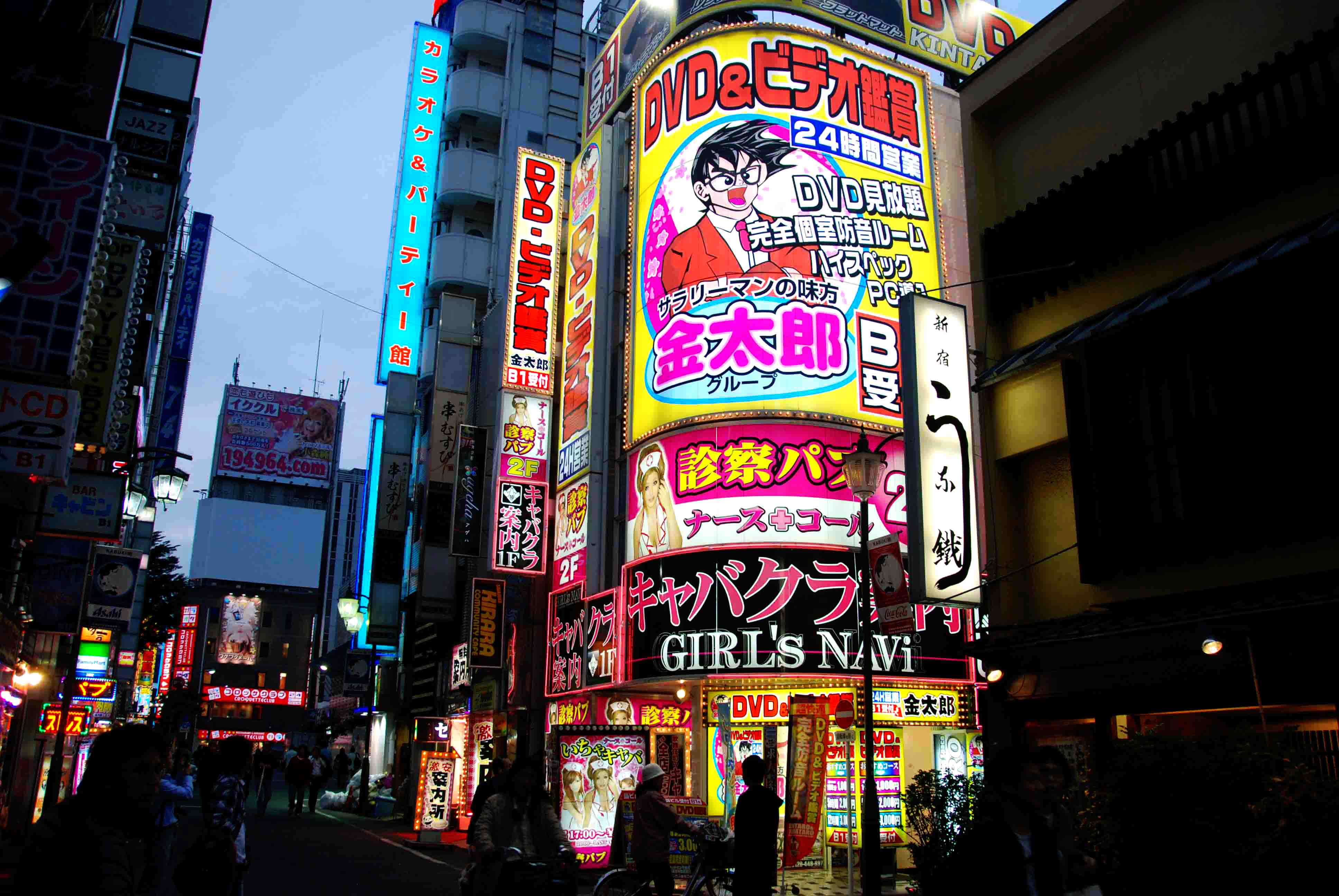 日本东京新宿区多彩的街道照片摄影图片_ID:150864378-Veer图库