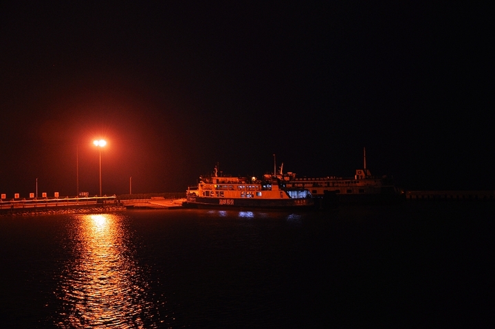 轮渡琼州观夜景